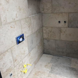 nyt-badevaerelse-lys-marmor-gulv-og-vaeg